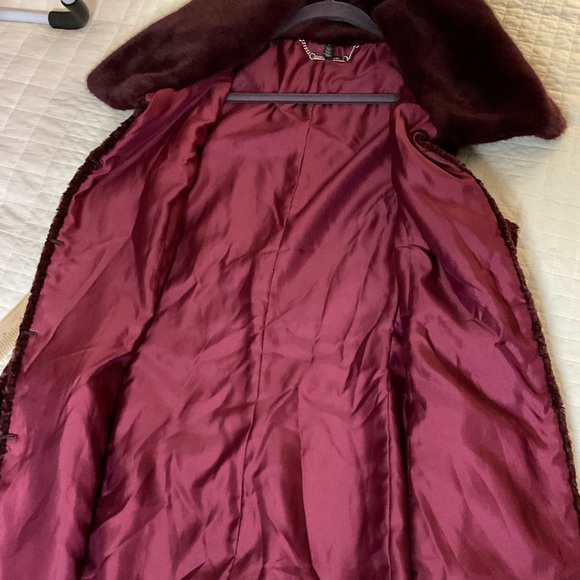 White House Black Market Comfy Plush Burgundy Faux Fur Vest - Picture 12 of 12